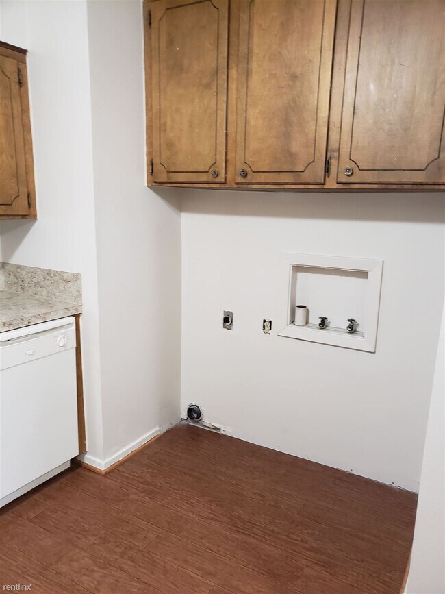 Foto del edificio - 2 br, 1 bath Duplex - 301B Woodlawn Dr