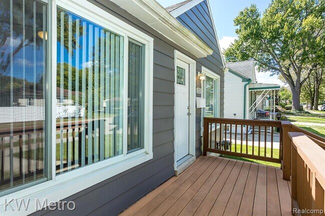 Building Photo - 2222 E Farnum Ave