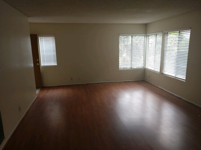 Building Photo - 119 Avenida Las Brisas