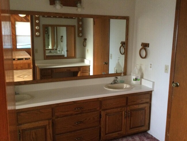 Building Photo - 30 N Main St