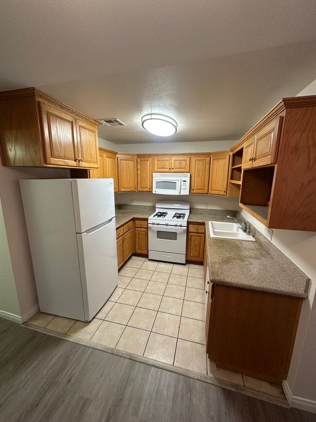 Building Photo - 10934 Hesby St