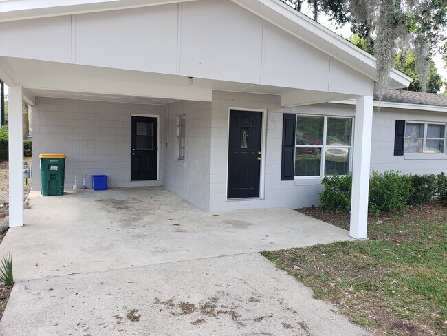 Foto del edificio - 3 bed, 1.5 bath corner lot