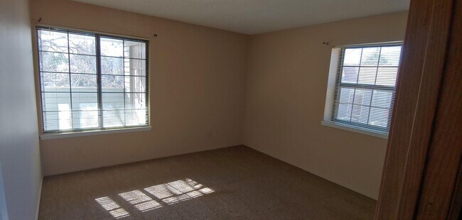 Building Photo - 922 S Walden St
