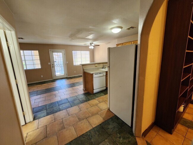 Foto del edificio - Beautiful 3 Bedroom & 2 1/2 Bath Condo.