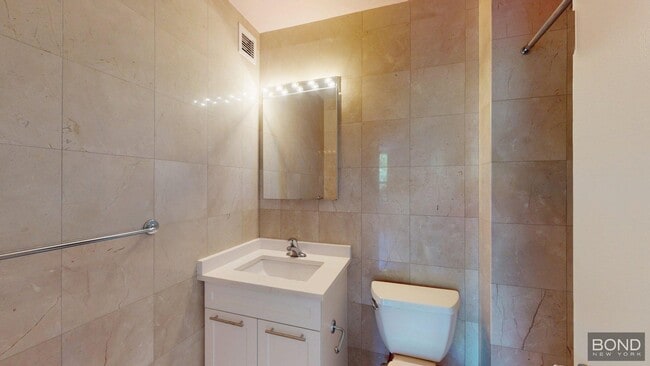 Building Photo - 247 W 87th St