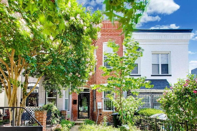 Building Photo - 821 12th St NE