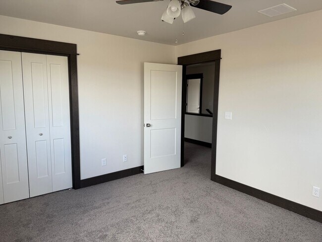 Foto del edificio - Brand New 3 Bed 2.5 Bath with double attac...
