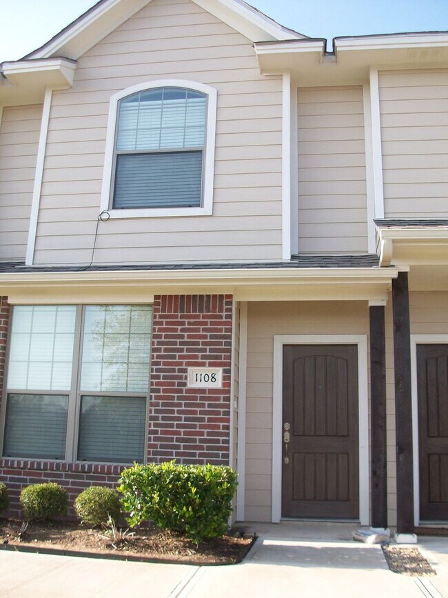 Foto del edificio - 2 BED 2 BATH TOWNHOME ON SHUTTLE ROUTE NEAR CAMPUS -  WITH POOL!