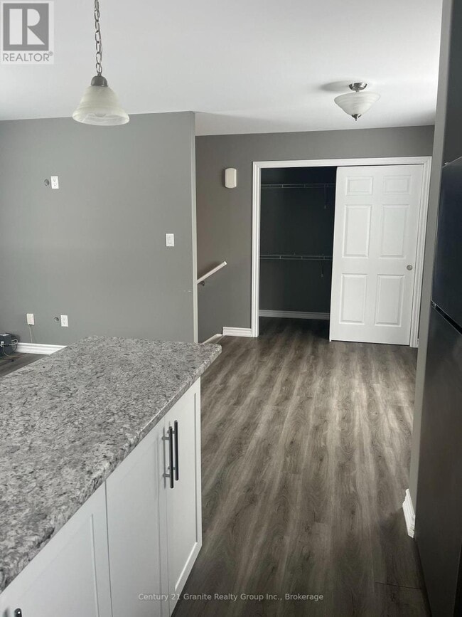 Building Photo - 11 Chandos St