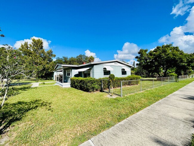 Building Photo - Quaint 3 Bedroom Home in 32812