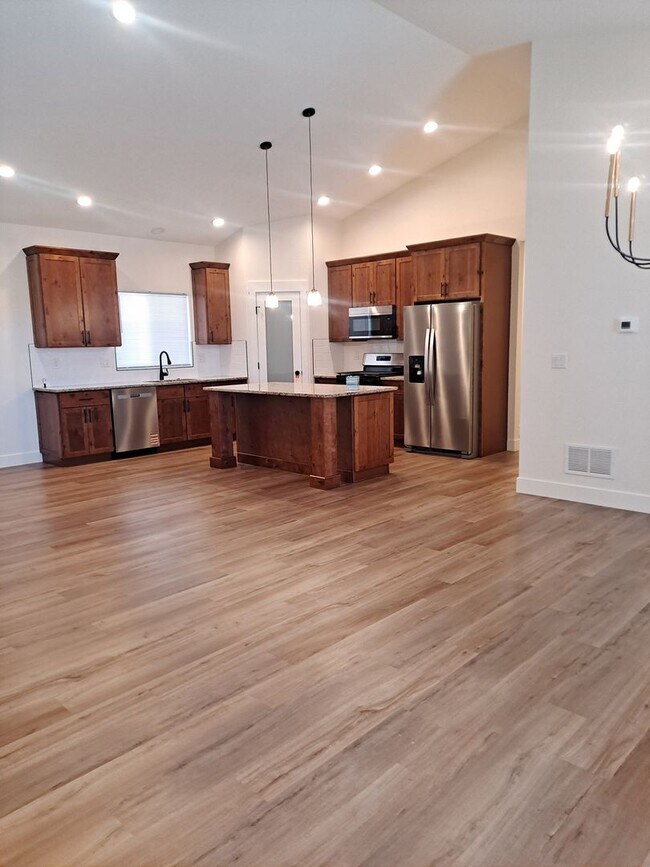 Foto del edificio - ALL PROSPECTIVE TENANTS MUST SUBMIT A $58 NON-REFUNDABLE APPLICATION FEE PER APPLICANT ONLINE AND...