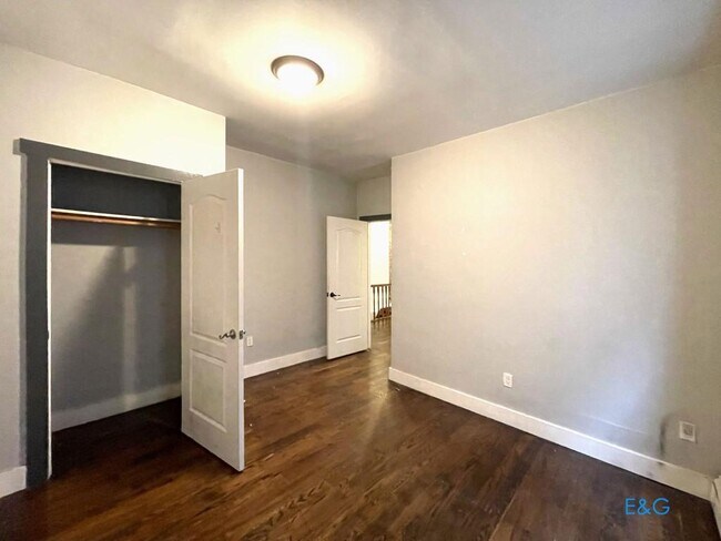 Building Photo - Renovated 3 Bedrooms 1.5 Bath  Duplex with...