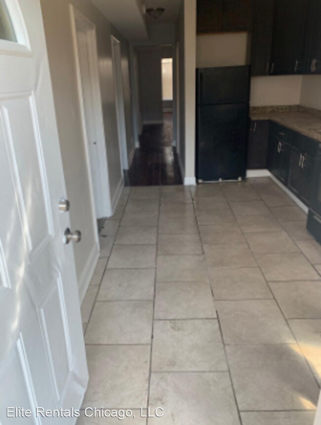 Building Photo - 3 br, 1 bath Apartment - 6610 S. Rhodes Ave.