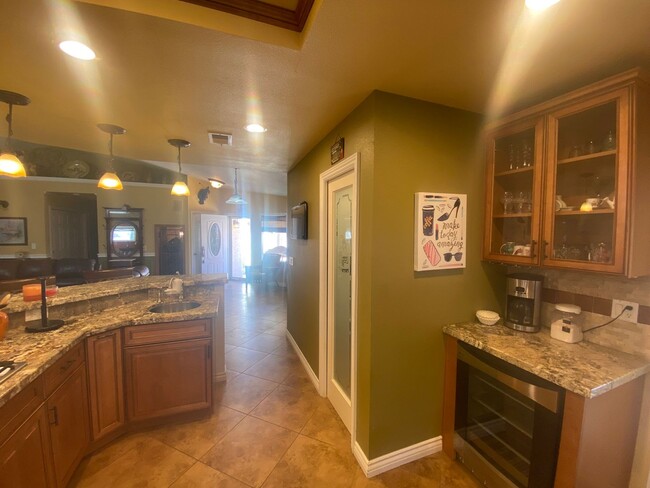 Building Photo - Stunning, fully furnished, single story po...
