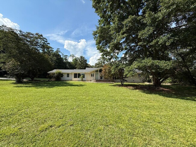 Building Photo - Newly Remodeled Ranch-Style 4BD, 3.5BA Ral...