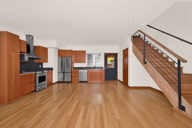 Building Photo - Gorgeous 2 Bedroom Fremont Townhome plus Office