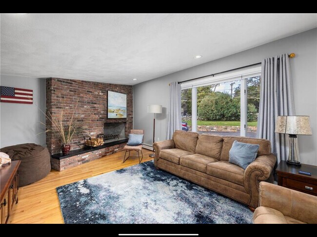 Living Room - 340 Boston Neck Rd