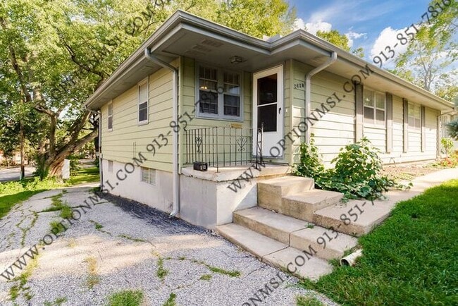 Building Photo - 1/2 month free if moved in by 9/30!!! Clos...