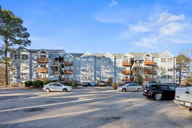 Foto del edificio - 3BR Condo Near Langley AFB