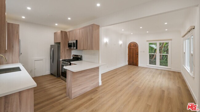 Foto del edificio - 5727 Carlton Way