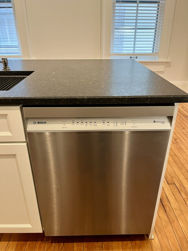 Building Photo - 674 Mohawk