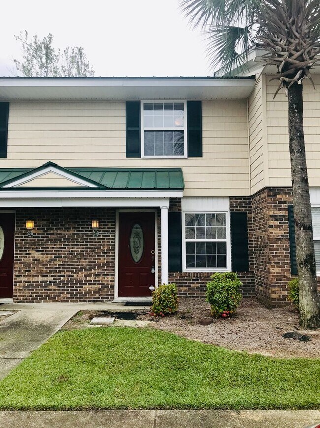 Building Photo - AVAILABLE NOW!! Great 2 Bedroom Townhome! Close CCU, CMC, Shopping, Restaurants & More!