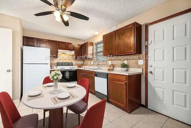 Building Photo - Spacious 2nd floor Townhome Living in the ...