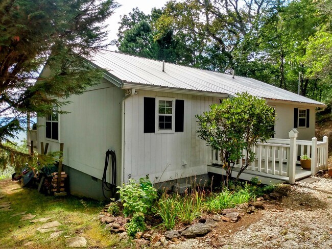Building Photo - 548 Confederate Dr