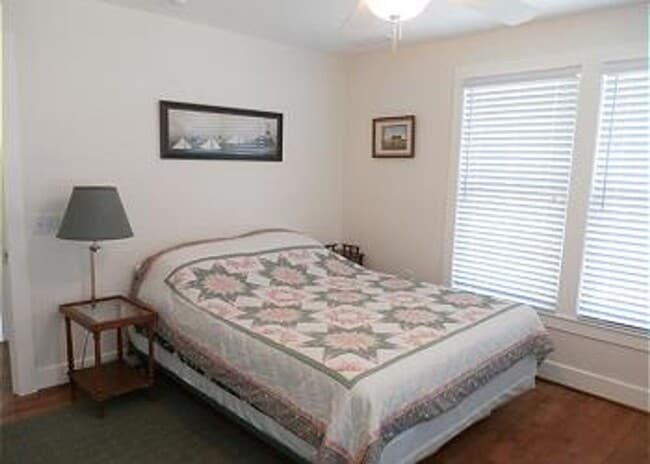 Building Photo - In-town Lewes cottage