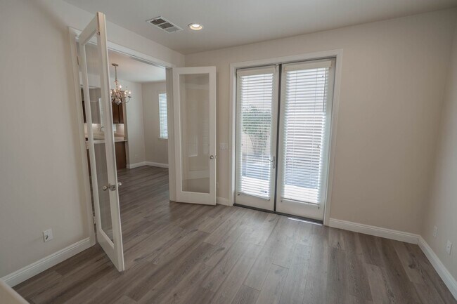 Building Photo - Charming 3-Bedroom Home in Valencia's Cree...