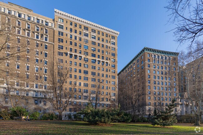 Building Photo - 300-302 Riverside Dr