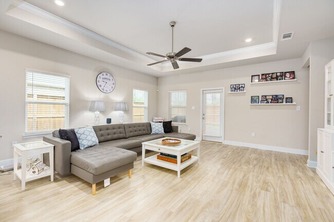 Foto del edificio - 5702 Overland Dr