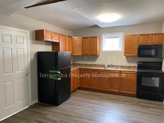 Building Photo - Very Large Newly Renovated - 3 Bed 1 Bath ...