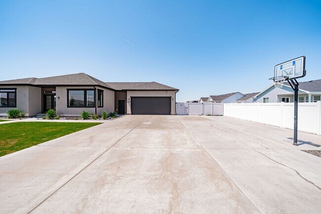 Building Photo - Stunning 5-Bed, 3-Bath Home in a Desirable...