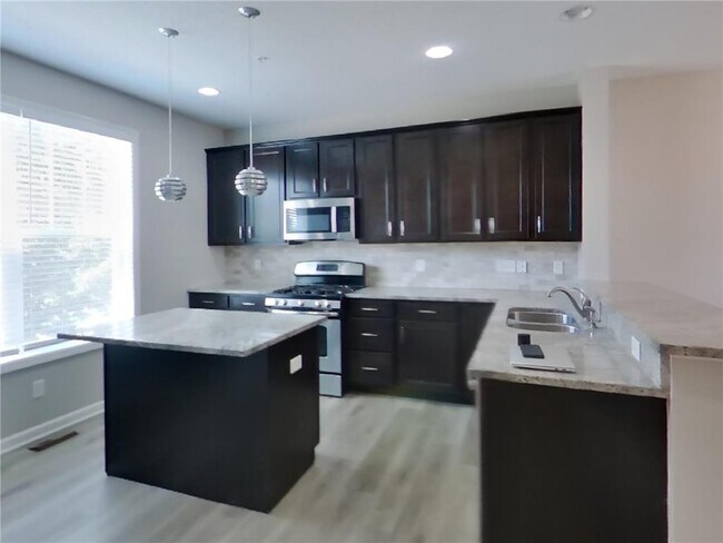 Foto del edificio - 8303 Norwood Ln N