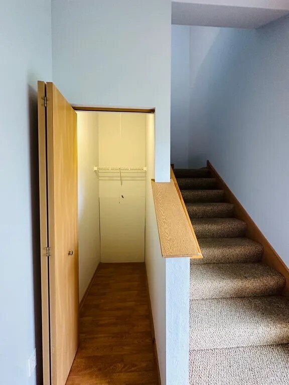 Almacenamiento dentro y debajo de las escaleras. - 6363 Commonwealth Dr