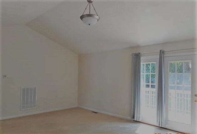 Building Photo - 4 Bedroom 2 Half Bath Townhouse with 2 Car...