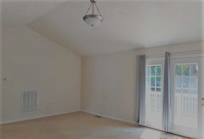 Foto del edificio - 4 Bedroom 2 Half Bath Townhouse with 2 Car...