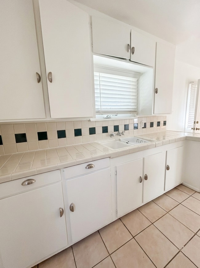 Building Photo - Valmont, 6857-6901