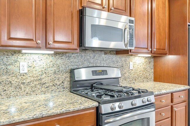 Foto del edificio - Gorgeous 2 Bedroom 2.5 Bathroom Townhome - Incredible Location
