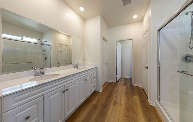 Baño completo - 19778 Limon Ct