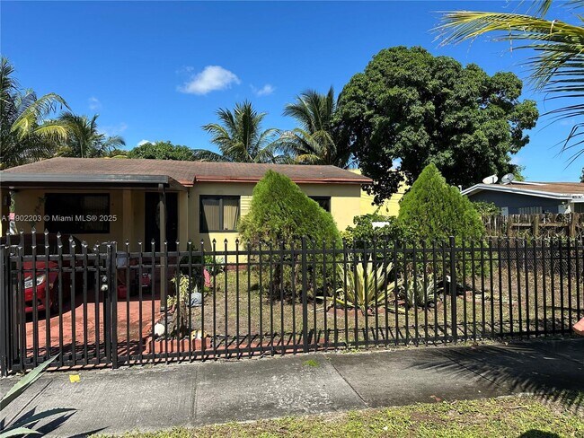 Foto del edificio - 1395 NW 118th St