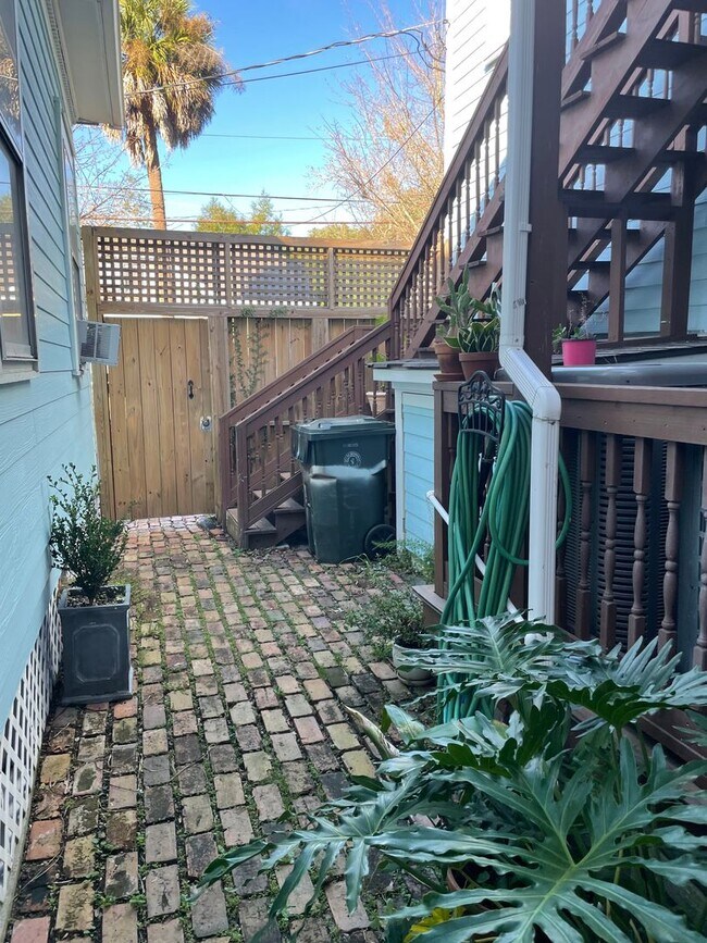 Building Photo - UPDATED DUPLEX- LOWER UNIT- WALK TO STARLA...