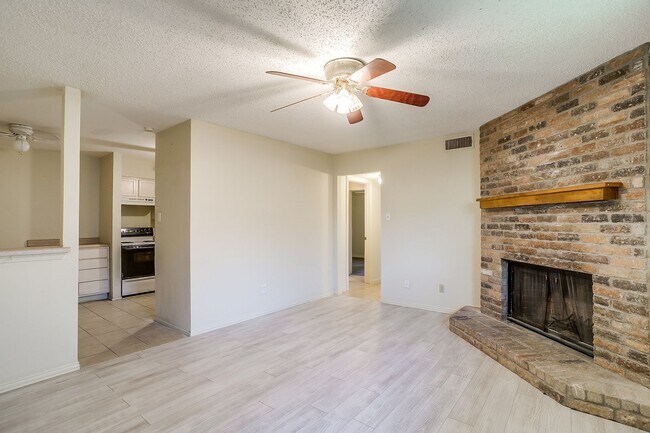 Foto del edificio - One side of 2 story duplex available-  3 b...