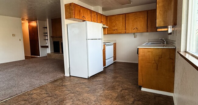 Cocina, Comedor, Sala - 620 Whitman St