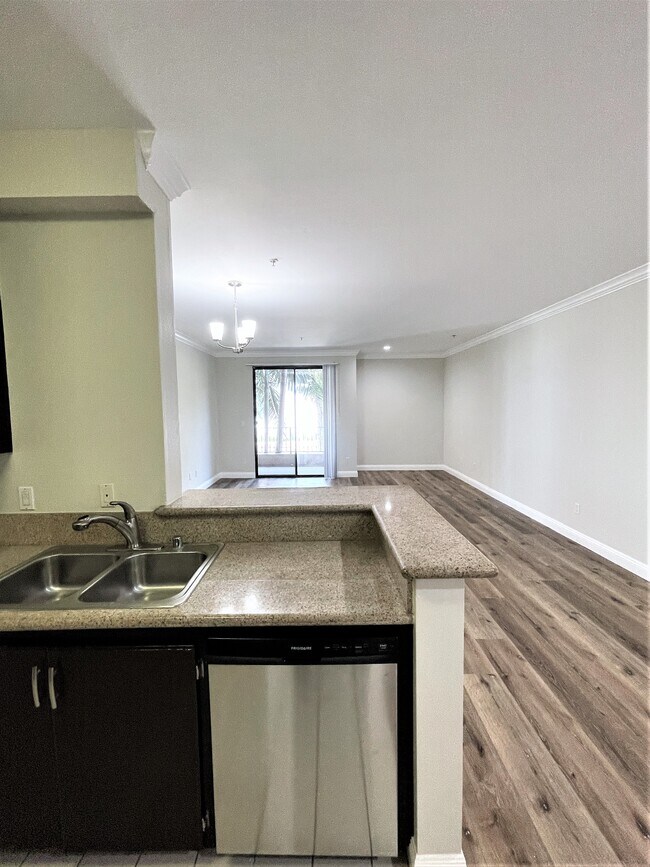 Kitchen view 3 - Hawthorne Regency Luxury Apartments