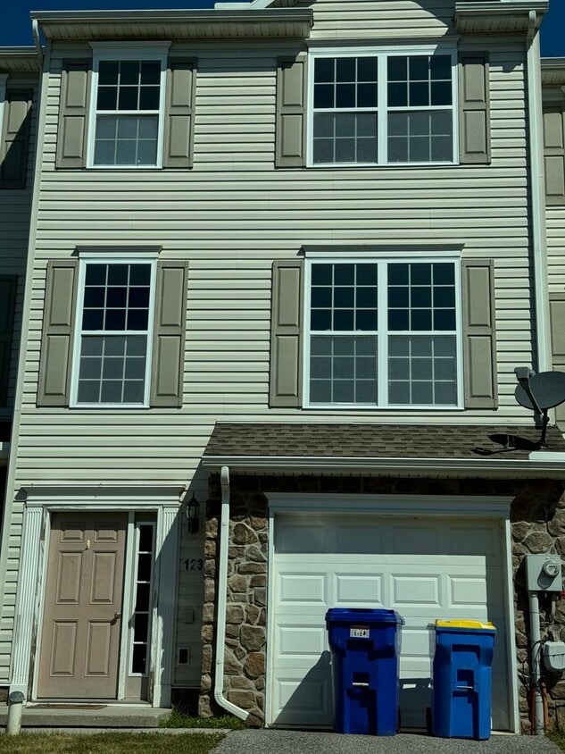Primary Photo - 3-bedroom 2.5-bath - Spring Grove school d...