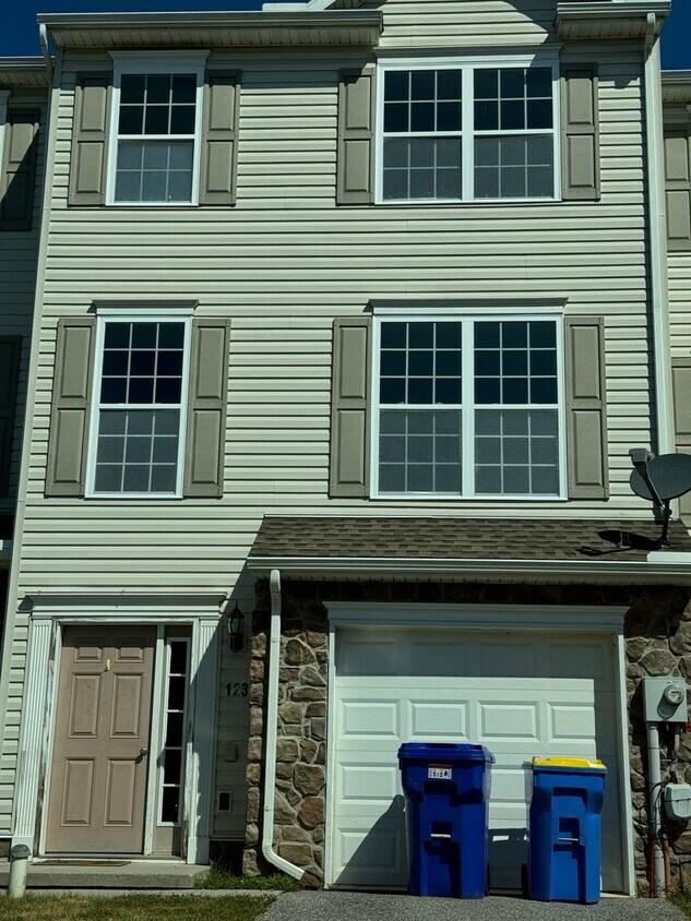Foto principal - Coming Soon - Spacious 3 Bedroom, 2.5 Bath...
