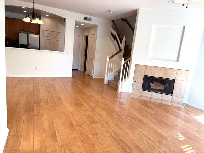 Building Photo - Beautiful 3 Bedroom 2.5 bathroom townhome ...
