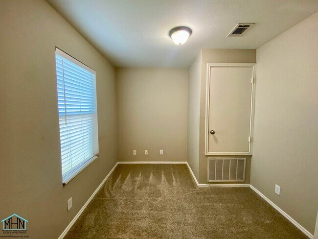 Foto del edificio - Beautifully kept, 3 bed/2.5 bath home near...